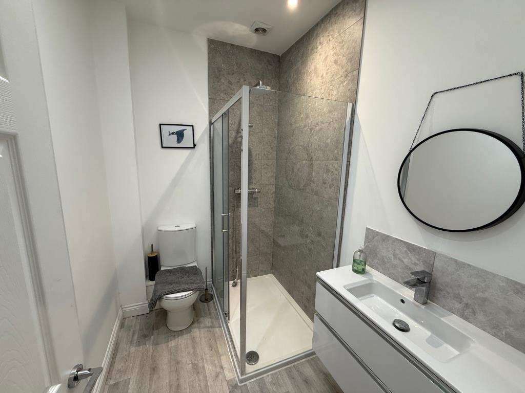 Lot: 100 - FREEHOLD MIXED COMMERCIAL AND RESIDENTIAL INVESTMENT - en-suite shower room